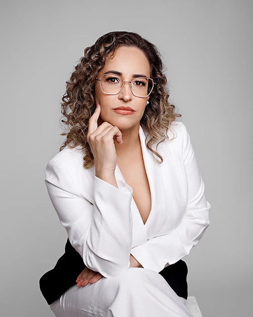 Dra. Ana Paula Camargo durante atendimento